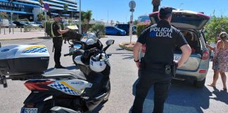 Eivissa inmoviliza un taxi pirata y propone una multa de 15.000 euros Eivissa inmoviliza un taxi pirata y propone una multa de 15.000 euros