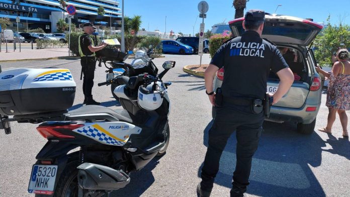 Eivissa inmoviliza un taxi pirata y propone una multa de 15.000 euros Eivissa inmoviliza un taxi pirata y propone una multa de 15.000 euros