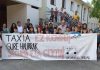 Familias de Basaburua protestan por eliminar una ruta de taxi escolar Familias de Basaburua protestan por eliminar una ruta de taxi escolar