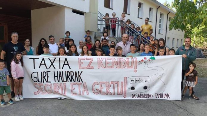 Familias de Basaburua protestan por eliminar una ruta de taxi escolar Familias de Basaburua protestan por eliminar una ruta de taxi escolar