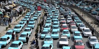 Los taxistas afganos desafían la prohibición de música de los talibanes Los taxistas afganos desafían la prohibición de música de los talibanes