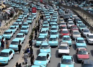 Los taxistas afganos desafían la prohibición de música de los talibanes Los taxistas afganos desafían la prohibición de música de los talibanes