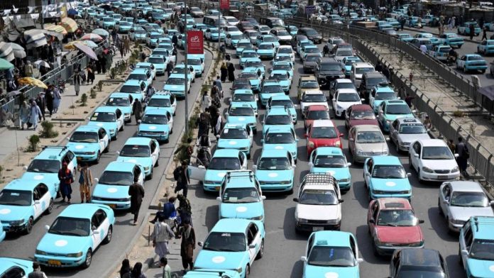 Los taxistas afganos desafían la prohibición de música de los talibanes Los taxistas afganos desafían la prohibición de música de los talibanes