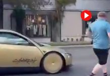 Un hombre prueba el Tesla Cybercab saltando delante del vehículo Un hombre prueba el Tesla Cybercab saltando delante del vehículo