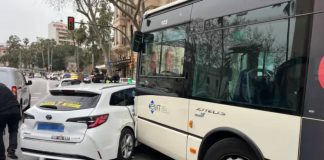 Archivan la causa contra el conductor de la EMT que embistió un taxi en Palma Archivan la causa contra el conductor de la EMT que embistió un taxi en Palma