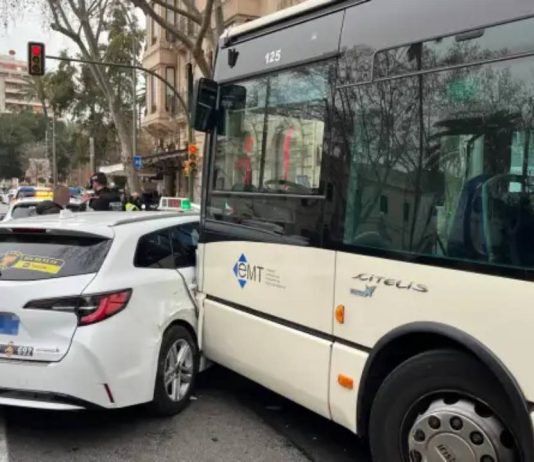 Archivan la causa contra el conductor de la EMT que embistió un taxi en Palma Archivan la causa contra el conductor de la EMT que embistió un taxi en Palma