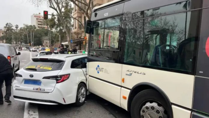 Archivan la causa contra el conductor de la EMT que embistió un taxi en Palma Archivan la causa contra el conductor de la EMT que embistió un taxi en Palma