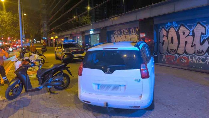 Detenido un taxista pirata en Barcelona tras huir de los Mossos con turistas Detenido un taxista pirata en Barcelona tras huir de los Mossos con turistas