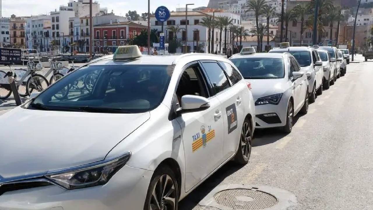 Ibiza sanciona a más de 1.000 taxis pirata y VTC 2 Ibiza aclara los requisitos de longitud de los taxis hibridos