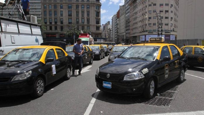 Uber prepara su llegada a Argentina entre protestas de taxistas Uber prepara su llegada a Argentina entre protestas de taxistas