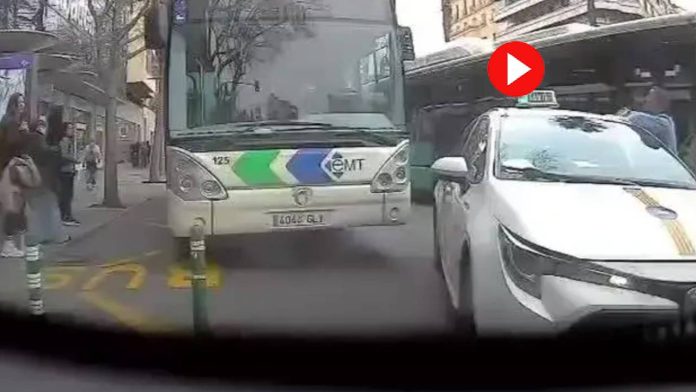 Un autobús de la EMT de Palma arrolla a un taxi en Plaza de España Un autobús de la EMT de Palma arrolla a un taxi en Plaza de España